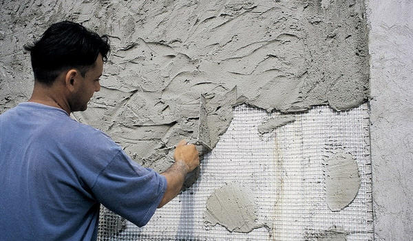 Нанесение цементно-известковой штукатурки. Фото с сайта vidyotdelki.ru