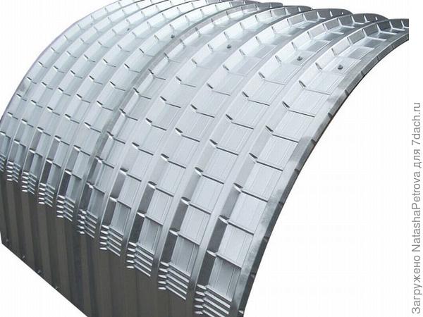 Из профнастила можно делать не только плоские объекты. фото с сайта http://www.steelroofsheets.co.uk/