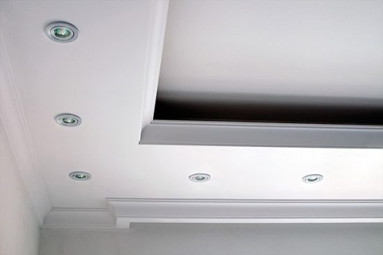 Двухуровневый потолок со встроенной подсветкой