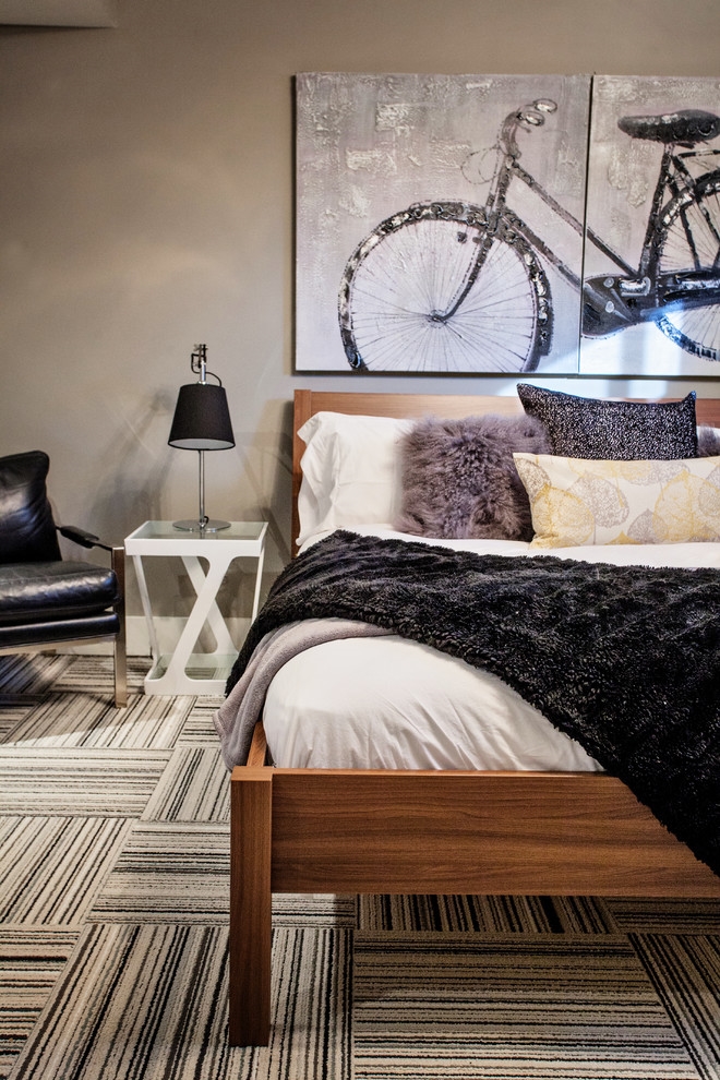 Картина с изображением велосипеда над кроватью