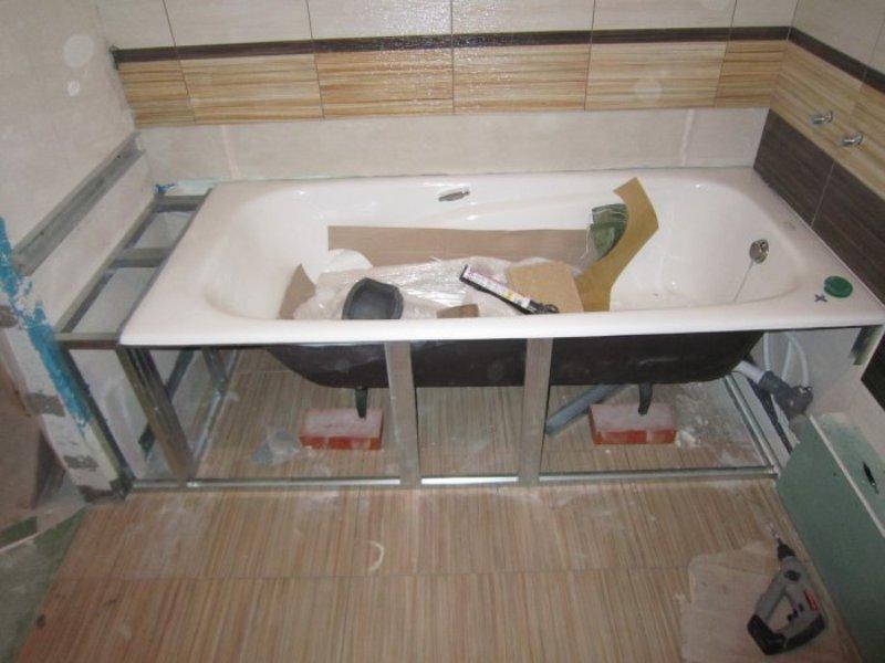 Чтобы стальная ванна не качалась, необходимо приобрести прочные опоры