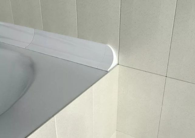 Для герметизации ванны со стеной используют плинтус