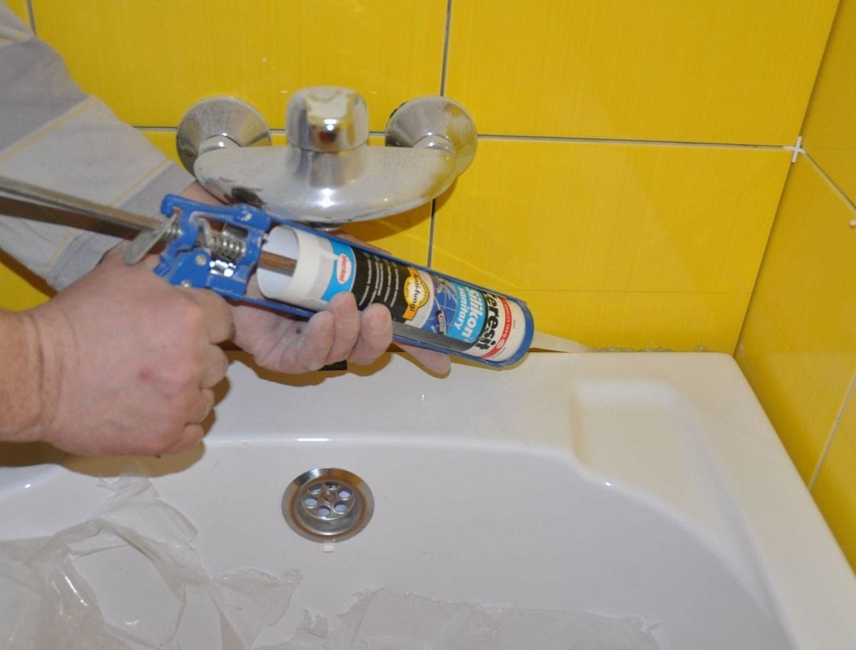Для заделки швов между плиткой и ванной можно применять герметик 