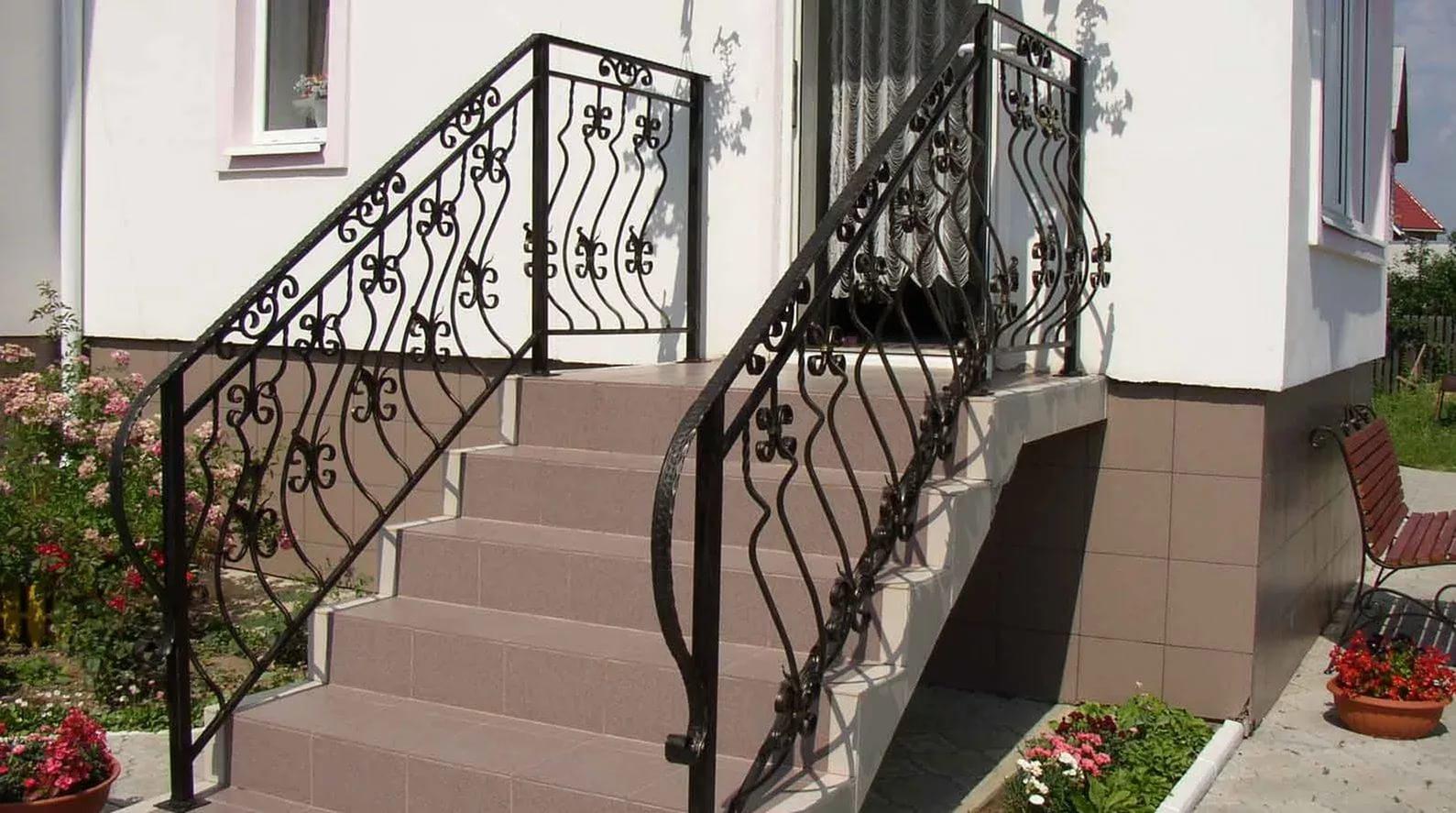 Уличные лестницы с кованными поручнями выглядят оригинально 