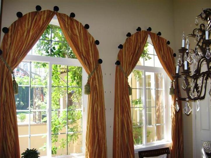 Сделать дизайн кухни более легким поможет тюль-арка в декорировании окна