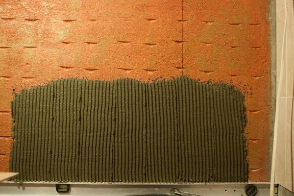 Важно правильно и качественно наклеить плитку на бетонную стену, в таком случае она прослужит долгие годы