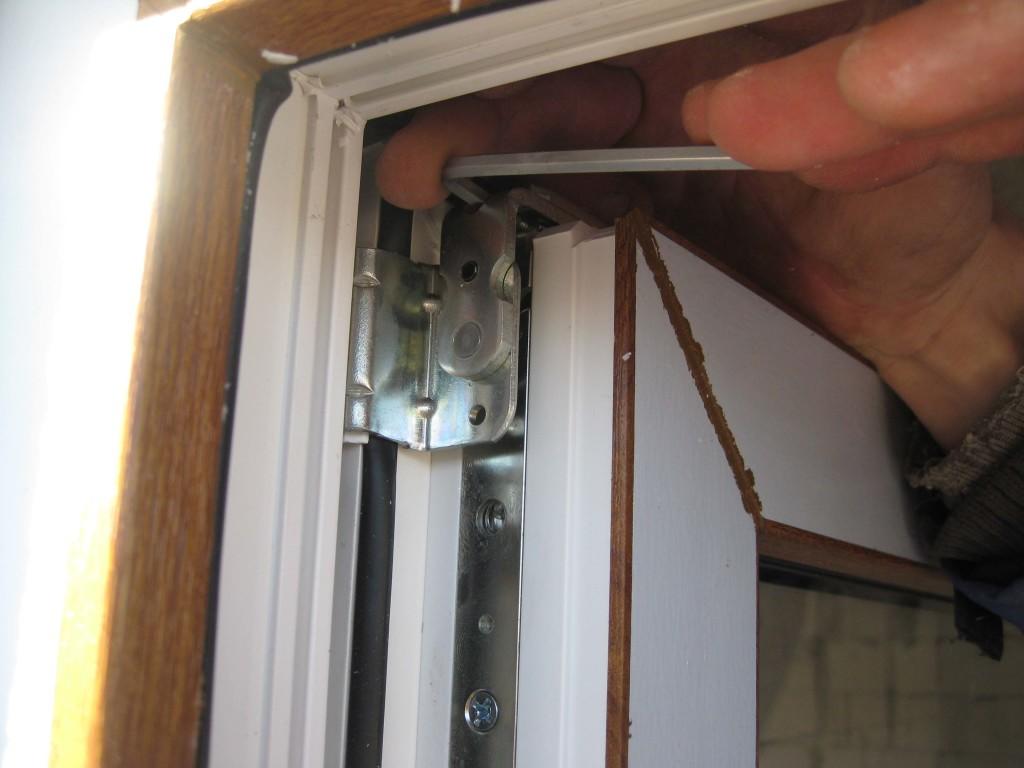 Дверные петли для пластиковых дверей – механизм достаточно нежный, поэтому обращаться с ним нужно осторожно