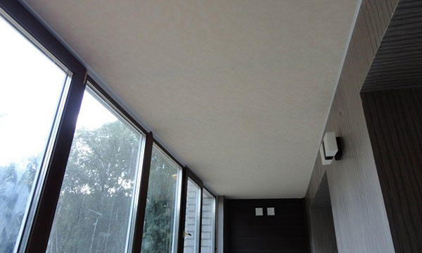 Установка натяжного потолка на балконе позволит реализовать множество интерьерных задач