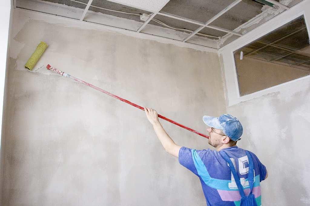 Подготовка стен не уступает по важности поклейке обоев: чтобы был хороший результат, нужно правильно обработать поверхность стены