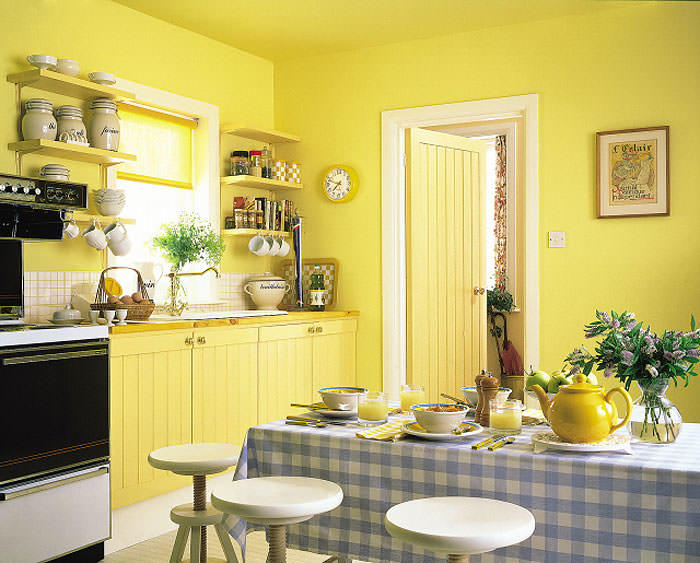 Без сомнений, светлая древесина и желтые стены на кухне будут радовать хозяев и обеспечат хорошее настроение каждый день