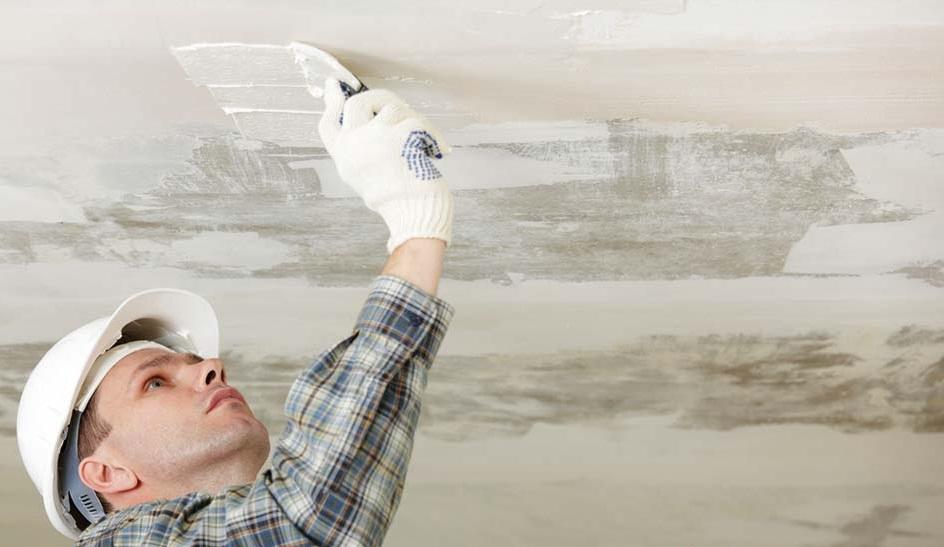 В труднодоступных местах грунтовать поверхность потолка лучше с помощью кисточки 
