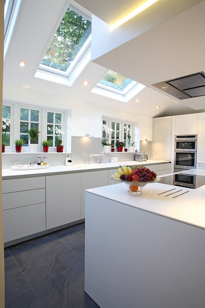 Потрясающий дизайн интерьера кухни с потолочными окнами