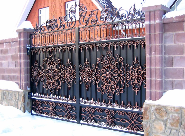 Оригинальные ворота с элементами художественной ковки