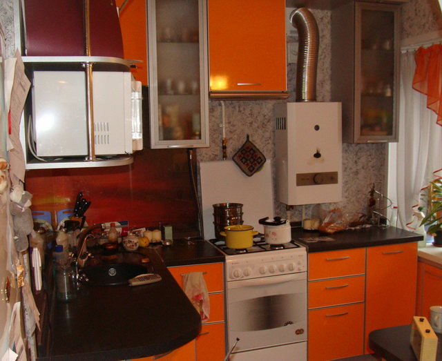 Фото дизайна кухни с газовым котлом на стене 2