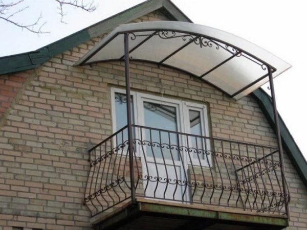 Навес над балконом защитит вас от осадков и непогоды.