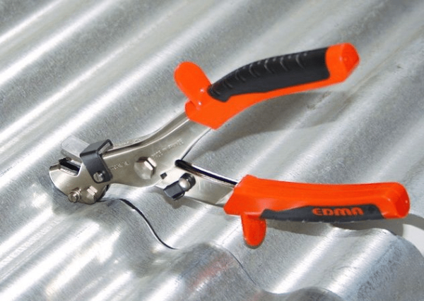 Специальные ножницы позволяют быстро и качественно резать изогнутые элементы