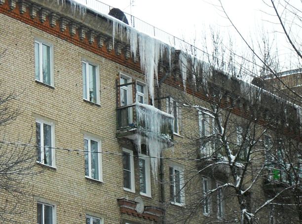 В условиях русской зимы навесы для балконов становятся особенно актуальными.