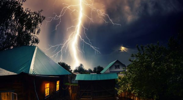 Стоит позаботиться о защите дома от молний