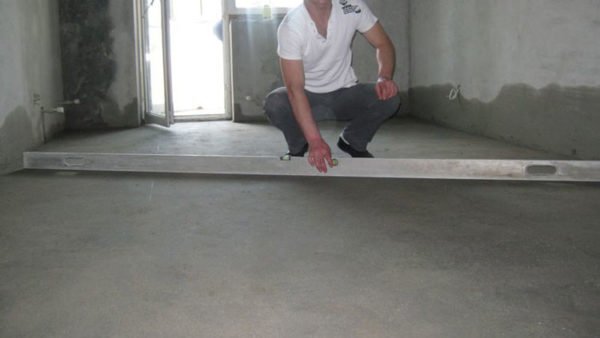 Процесс выравнивания бетонного пола