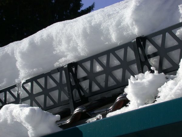 Удержание и разделение снега снегозадержателем