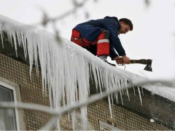 Удаление сосулек механическим способом