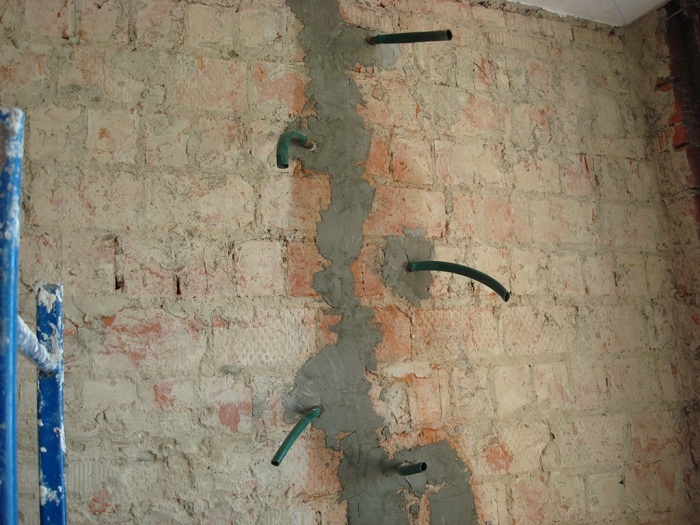 Как заделать трещину в стене дома фото
