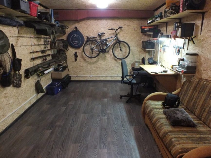 В таком гараже не только приятно работать, но и можно отдохнуть с друзьями