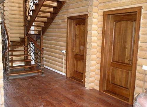 Фото деревянной двери в подвал из дома