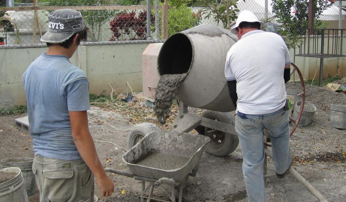 замешивание цементной штукатурки в бетономешалке