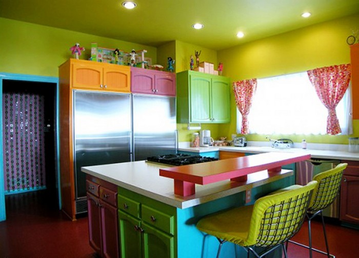 разноцветная мебель на кухне