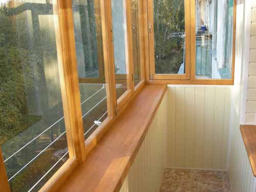 Остекление балконов деревянными рамами 