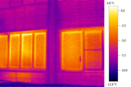 Изображение, демонстрирующее утечку тепла через окна по сравнению с утечкой через стены здания