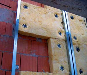 Утепление стен при помощи минеральной ваты или панелей требует наличия специального крепежа и зашивки