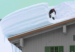 Как убрать снег на крыше, очистка