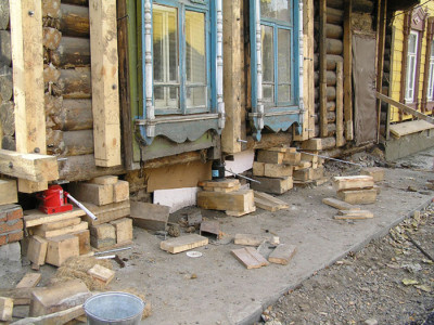 Ремонт фундамента старого деревянного дома, kostromadom.ru