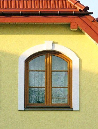 Обрамление окон на фасаде дома кирпичом, фото