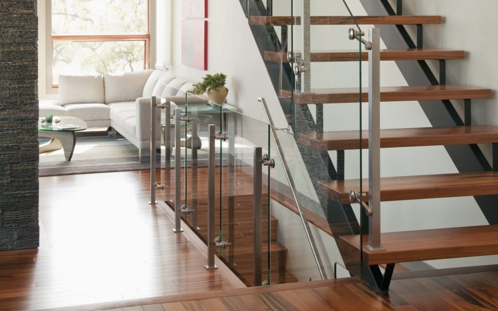 Металлическая лестница со стеклянными перилами