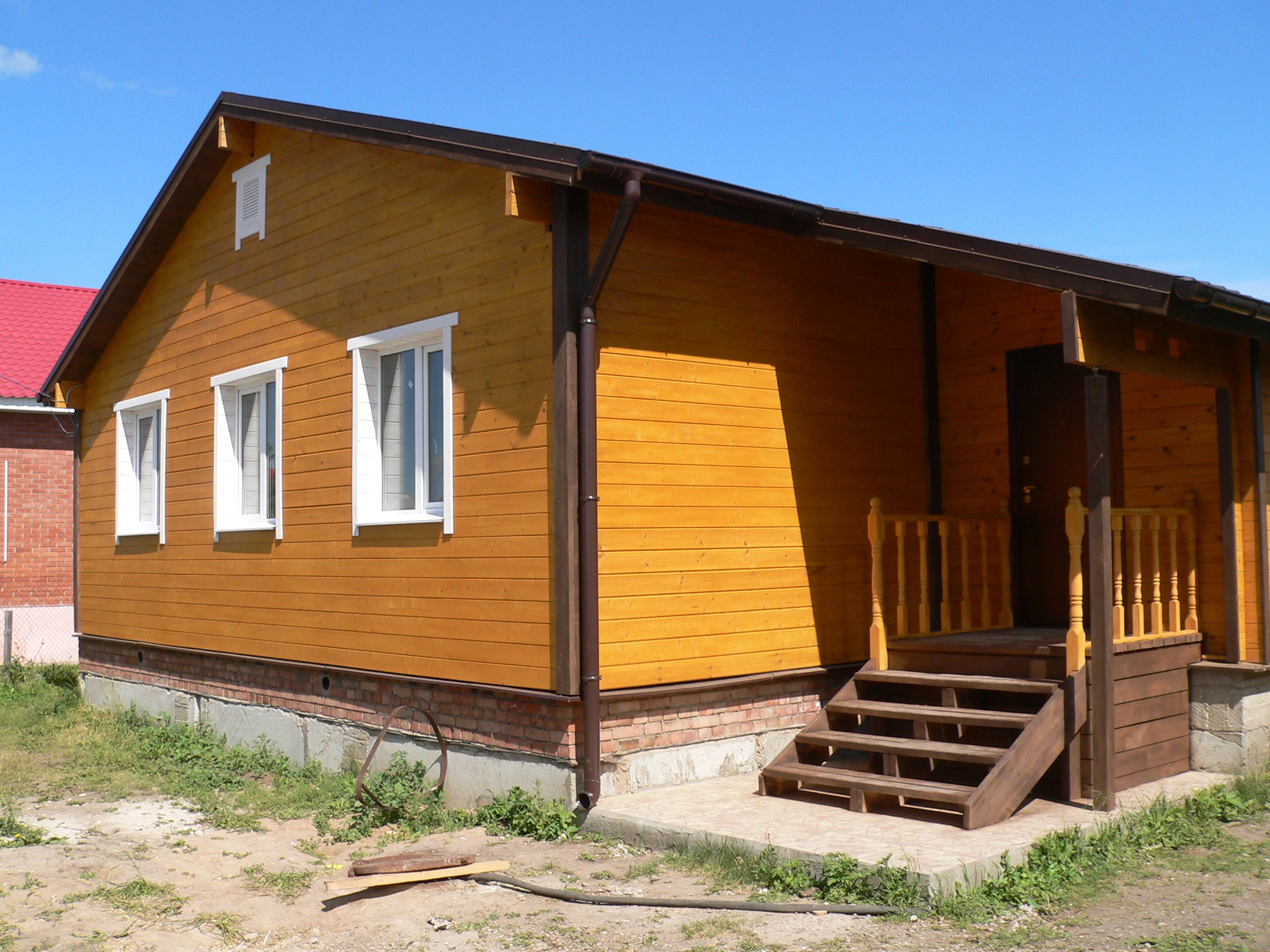 Крашенный коричневый деревянный дом
