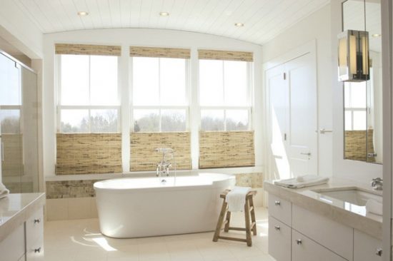 Дизайн ванной комнаты с окном