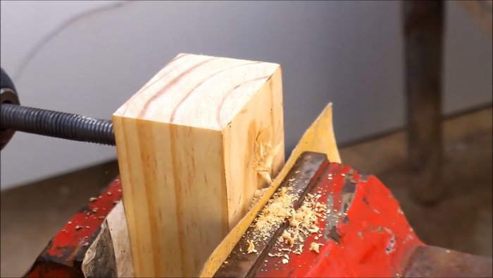 Простой зажим из дерева для соединения заготовок под прямым углом