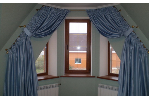 Окна и балкон трапецией как оформить шторами