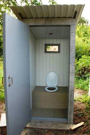 Туалеты с выгребной ямой строят с давних времен.