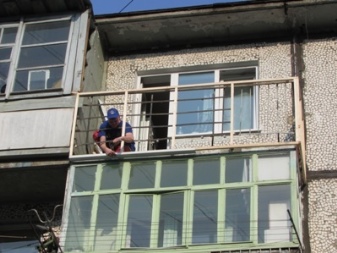 Отделка балкона сайдингом