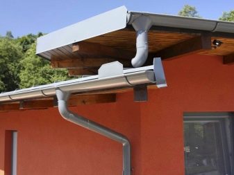 Пластиковые водостоки для крыши: как рассчитать и смонтировать самостоятельно?