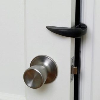 Напольный ограничитель для двери: зачем нужен и какой выбрать?