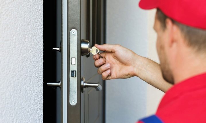 Как правильно заменить замки в металлической двери?