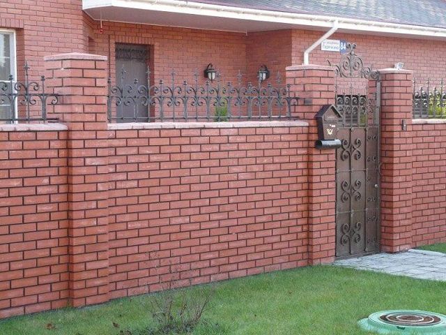 Кирпичный забор отлично гармонирует с кирпичным домом