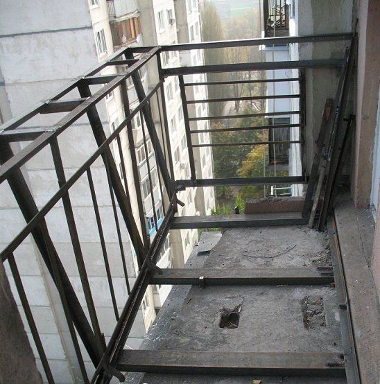 Перед началом работ следует очень тщательно проверить состояние перекрытий балкона, целостность всех его конструкций