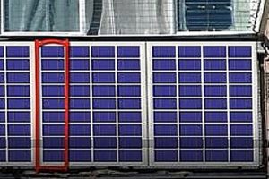 Солнечные батареи, установлены на балконном ограждении, а также закреплены к его остеклению. Такой монтаж будет актуален, если балкон находится на солнечной стороне дома. Красной рамкой выделена панель, монтаж которой будет показан.