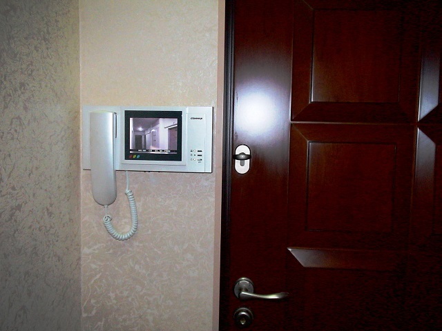Видеозвонок, установленный в прихожей квартиры многоэтажного дома.